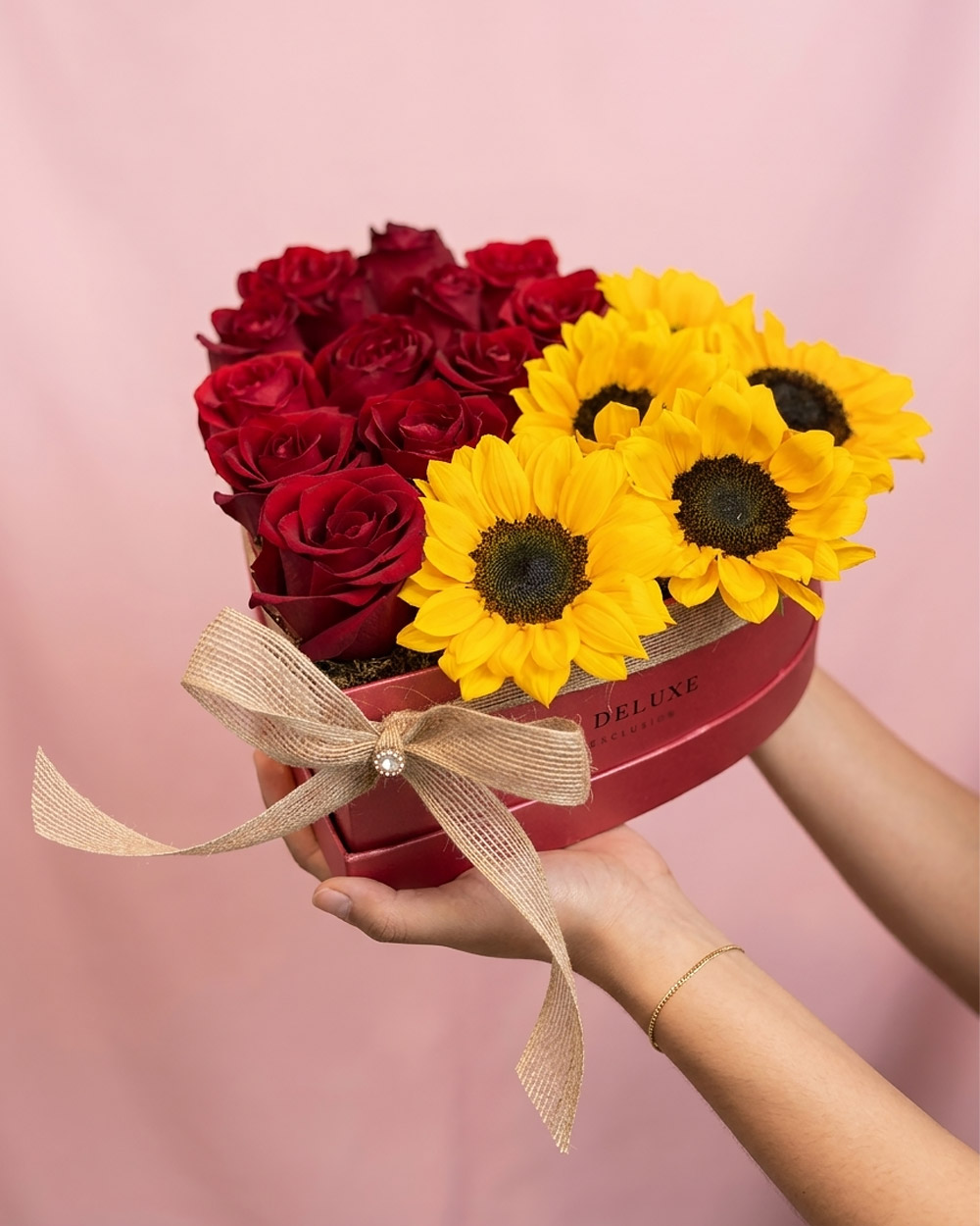 girasoles-rosas-arreglo-aniversario-amor-tingo-maria-1 Box Elena Corazón - Imagen 1